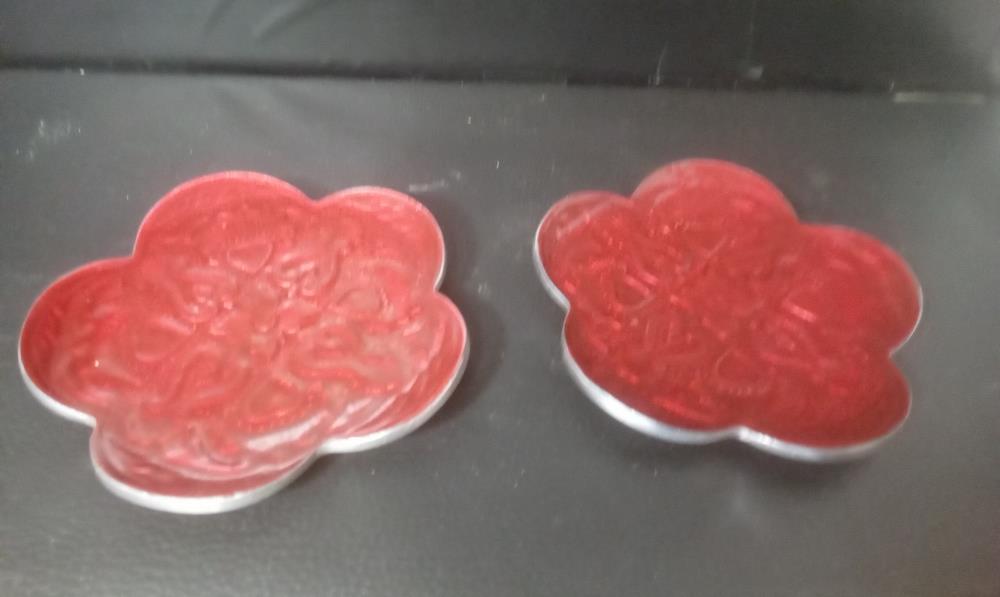 PAIRE D'ASSIETTES PPM METAL ET VERNISSE ROUGE