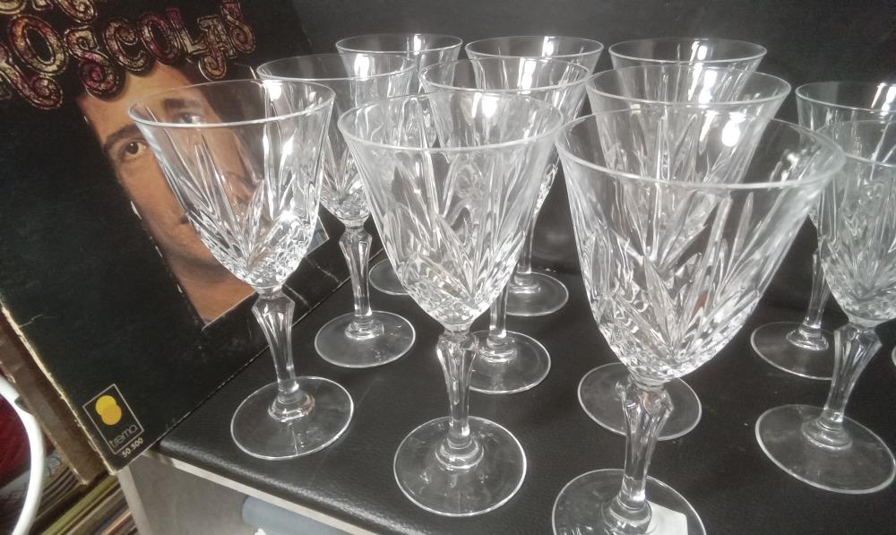 LOT DE 9 VERRES CRISTAL A PIED CISELES