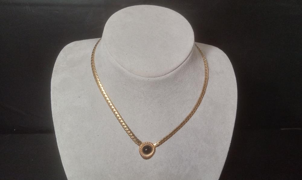 COLLIER DORE AVEC PERLE VERRE NOIRE