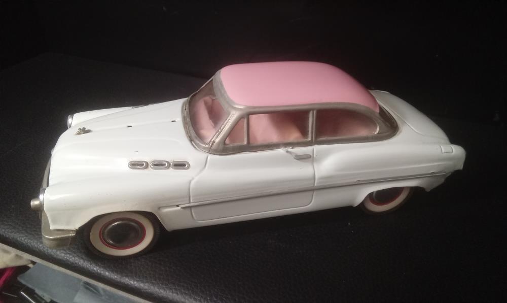 VOITURE METAL  BUICK A FRICTION1/18  BI COLORE