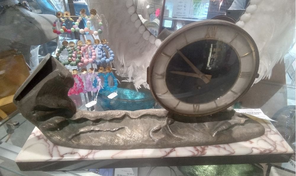 PENDULE SUR SOCLE MARBRE ET REGULE POUR DECO