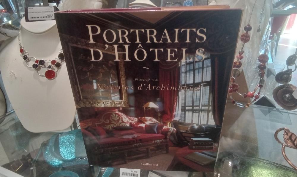 LIVRE A 10 EUROS PORTRAITS D'HOTELS GALLIMARD NON SOLDE