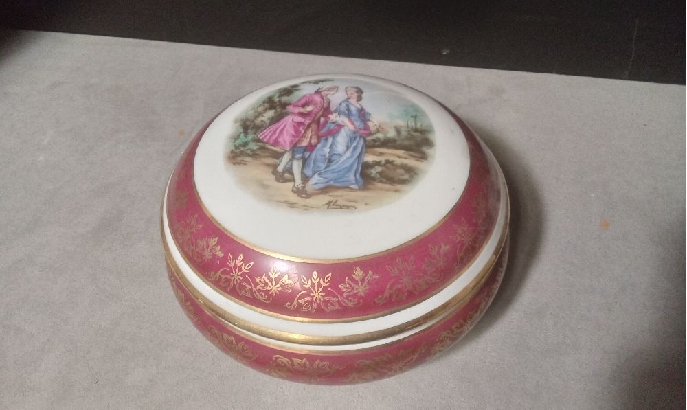 BOITE A BIJOUX PORCELAINE SCENE ROMANTIQUE LIMOGES 2TONS