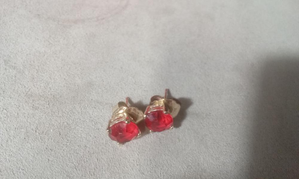 PAIRE DE BOUCLE D'OREILLE ZIRCONIUM ROUGE