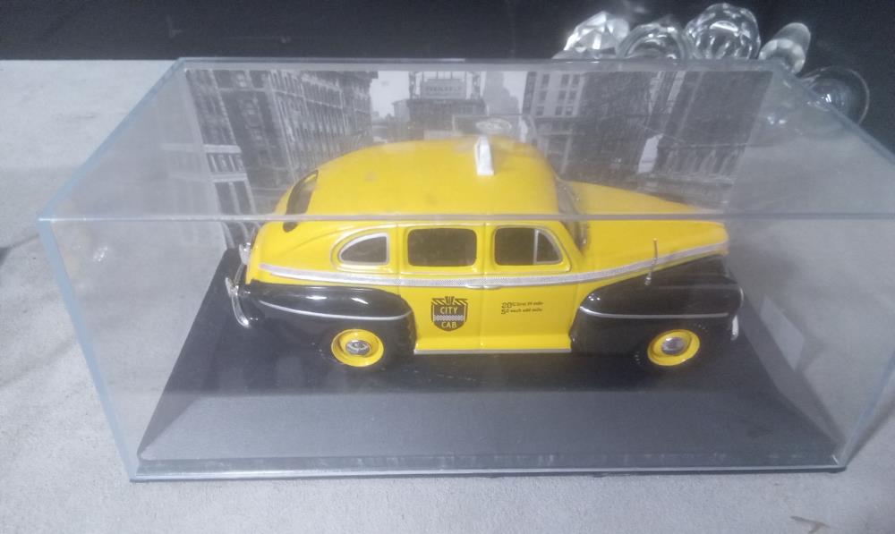 VOITURE COLLECTION FORD FORDOR SEDAN 1947 1/43