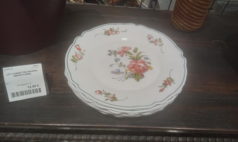 LOT D'ASSIETTES ARCOPAL DECOR FLORAL