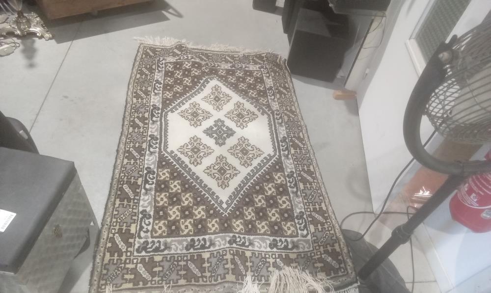 TAPIS LAINE FAIT MAIN A FRANGE TON BEIGE