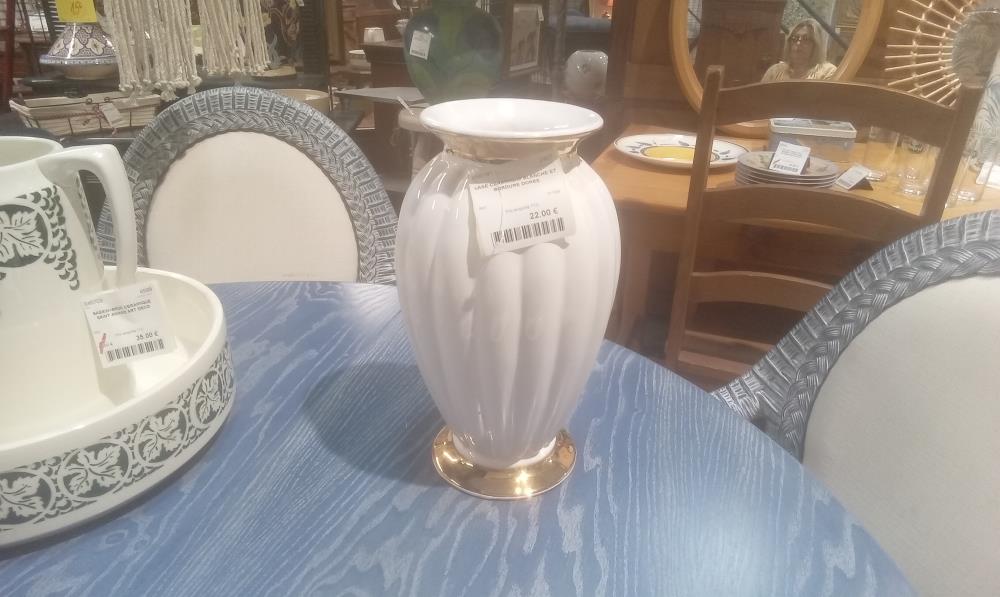 VASE CERAMIQUE BLANCHE ET BORDURE DOREE