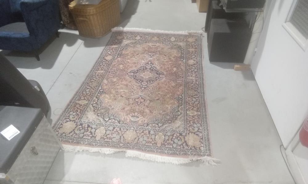 TAPIS  A FRANGE FAIT MAIN DECOR ROSE AVEC MOTIF CENTRAL EN L'ETAT