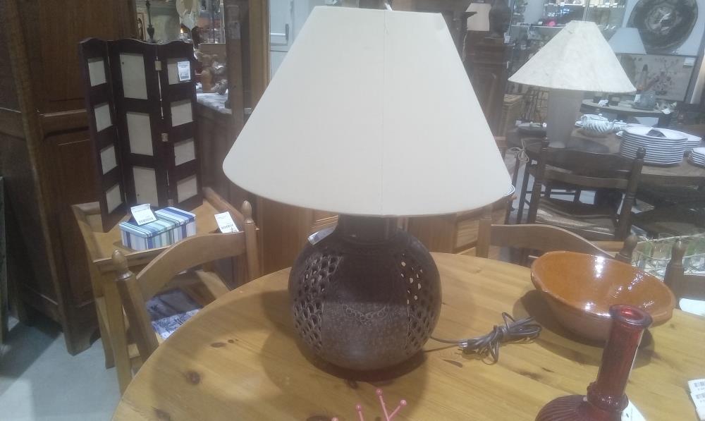 LAMPE AJOUREE METAL+ABATJOUR BEIGE