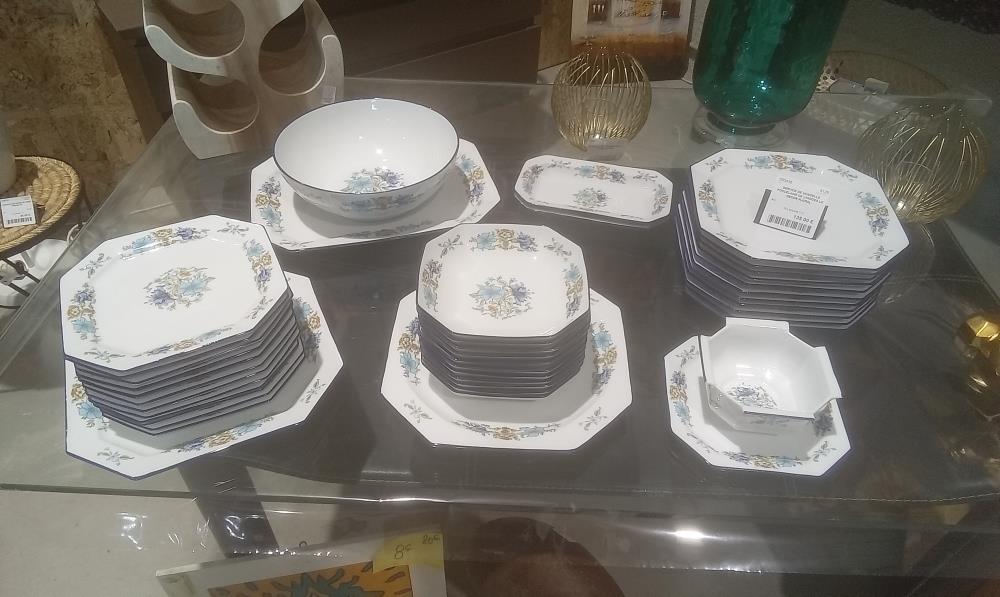 SERVICE DE VAISSELLE PORCELAINE DE LIMOGES LD DECOR FLORAL