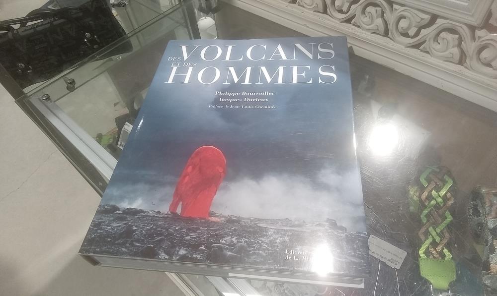 LIVRE SUR LES VOLCANS  ET DES HOMMES A 10 EUROS NON SOLDE