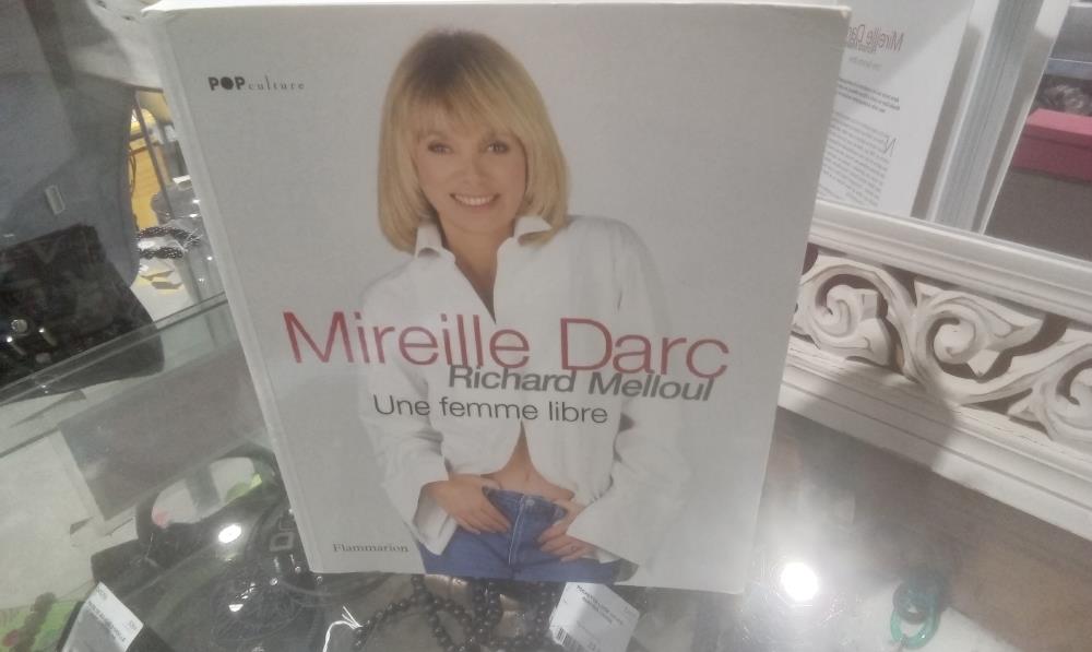 LIVRE MIREILLE DARC UNE FEMME LIBRE NON SOLDE A 10 EUROS