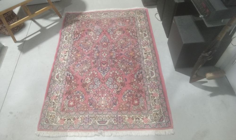 TAPIS LAINE A FRANGE DECOR FOND ROSE MECANIQUE