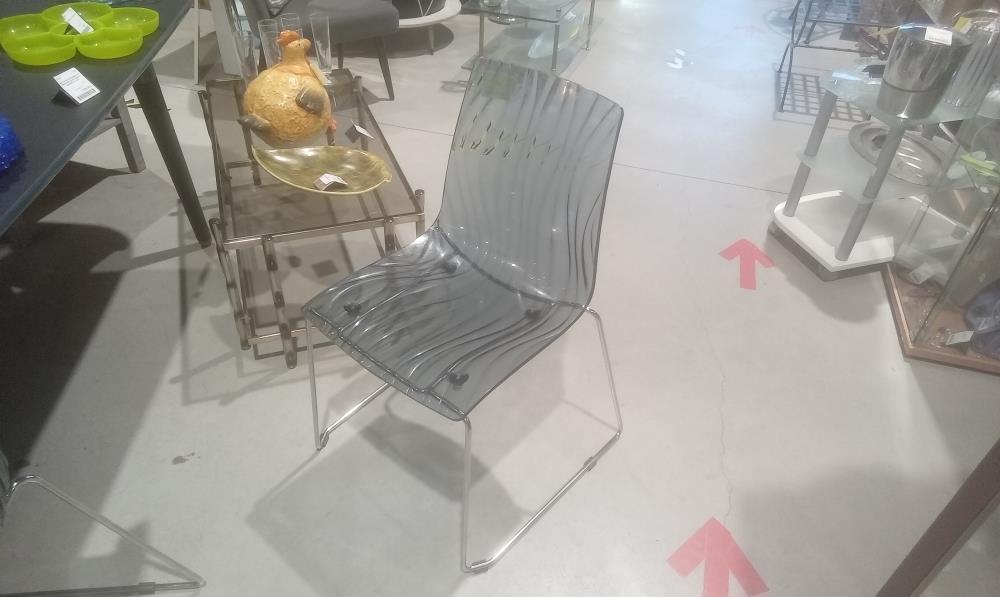 LOT DE 4 CHAISES PLEXIGLASS EN L'ETAT