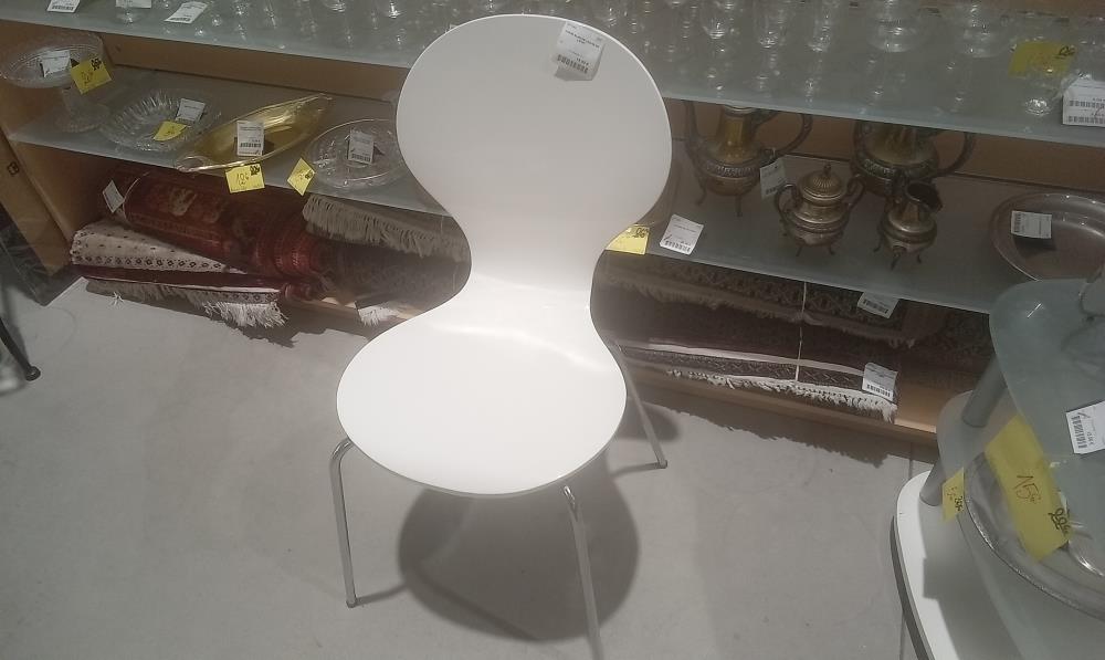 CHAISE BLANCHE LAQUEE EN L'ETAT