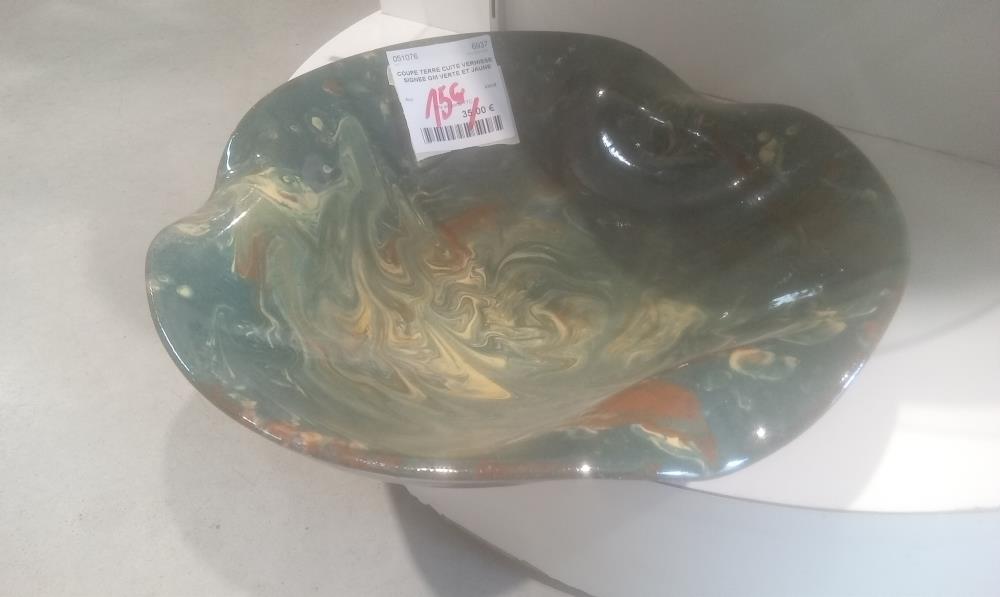 COUPE TERRE CUITE VERNISSE  SIGNEE GM VERTE ET JAUNE