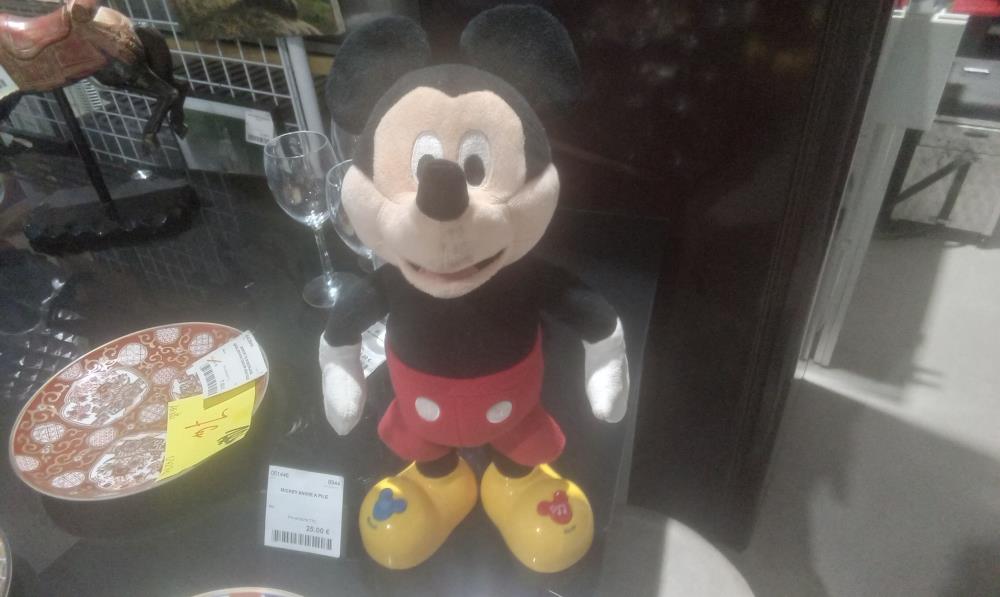 MICKEY ANIME A PILE