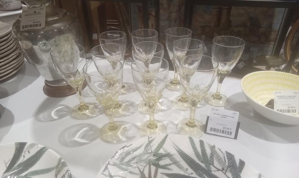 LOT DE 11 VERRES A PIED JAUNE