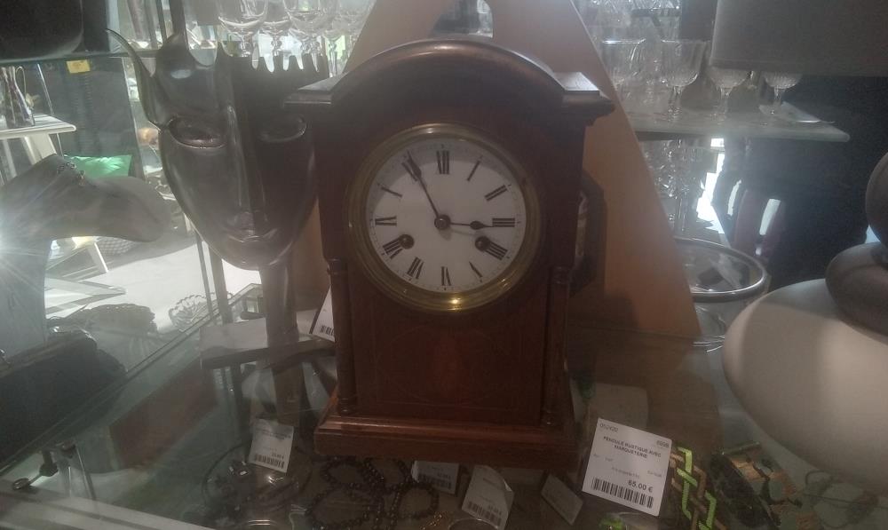PENDULE RUSTIQUE AVEC MARQUETERIE