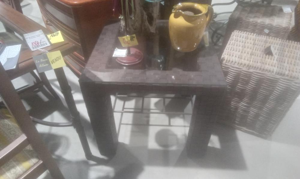 BOUT DE CANAPE TRESSE CUIR ET PLATEAU VERRE