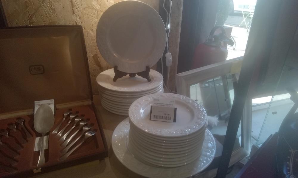 LOT D'ASSIETTE CERAMIQUE ITALY FRISE FLORALE