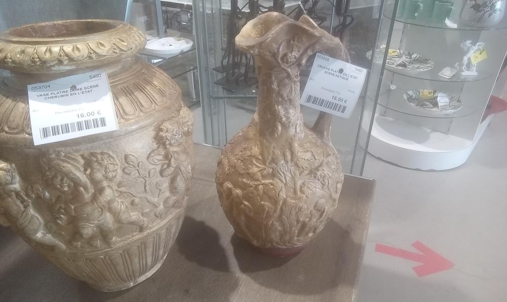 CRUCHE PLATRE EN L'ETAT SCENE ANTIQUE