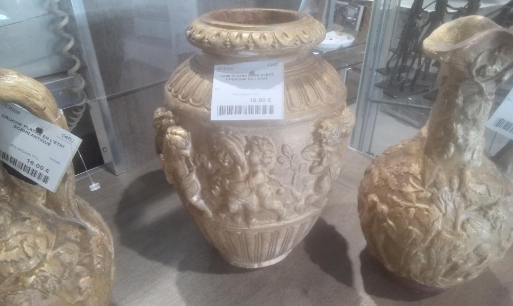 VASE PLATRE DORE SCENE CHERUBIN EN L'ETAT