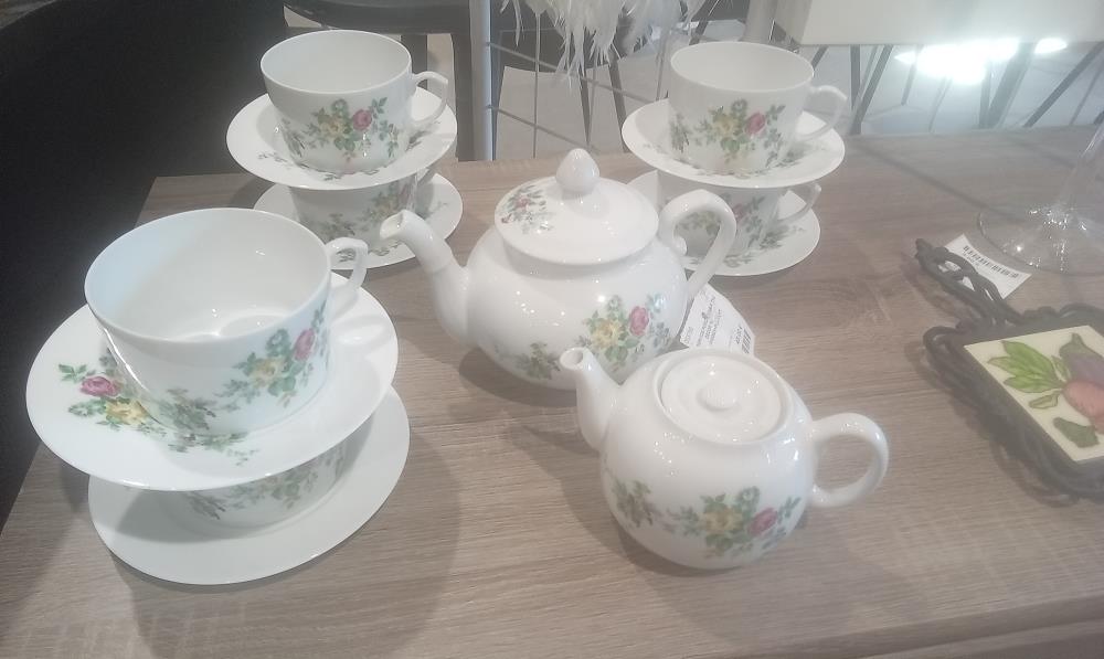 SERVICE PORCELAINE A THE DECOR FLORAL LIMOGES+PILLIVUYT