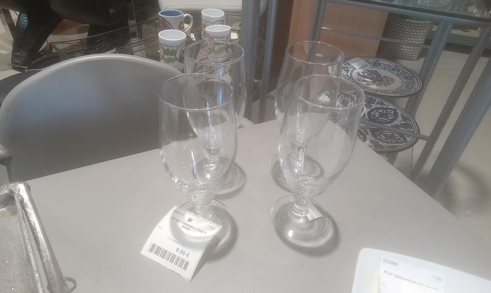 LOT DE 4 VERRES A PIED A BIERE