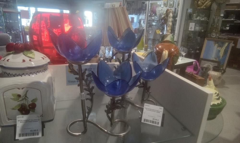 PAIRE DE BOUGEOIR METAL ET TULIPE BLEUE EN VERRE