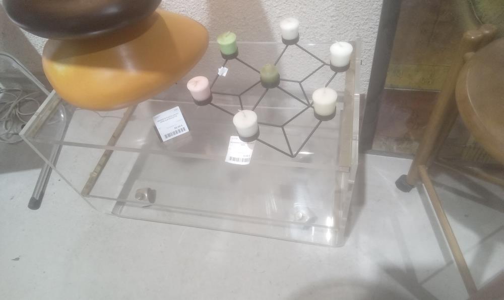 DESSERTE PLEXIGLASS ET DORE SUR ROULETTE