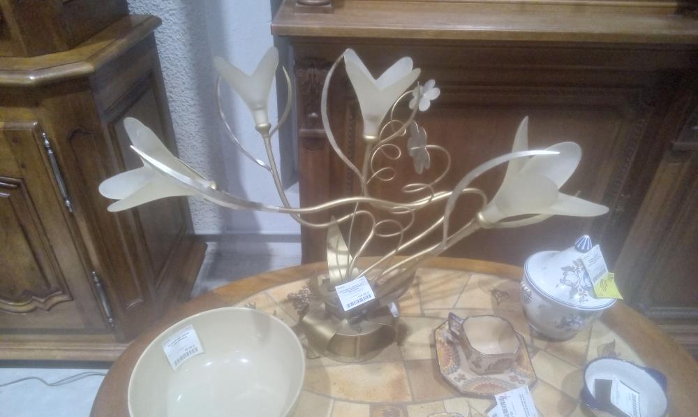 LAMPE METAL DORE ET FLEUR +GLOBE VERRE SABLE 4 BRANCHES