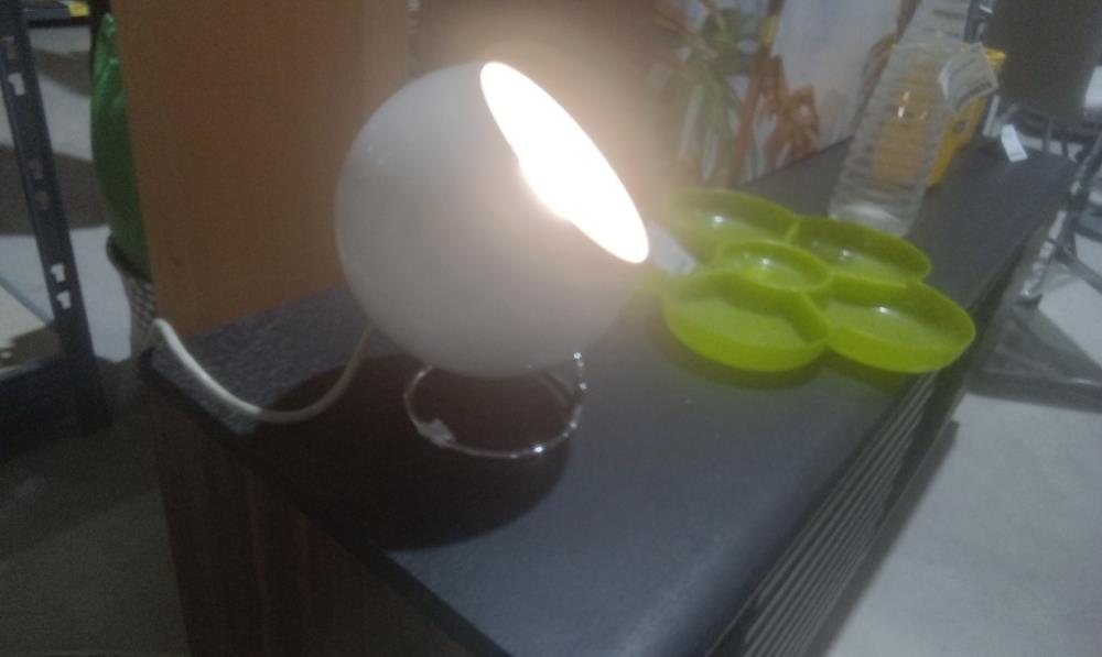 LAMPE DESIGN 70 PIED METAL ET GLOBE BLANC