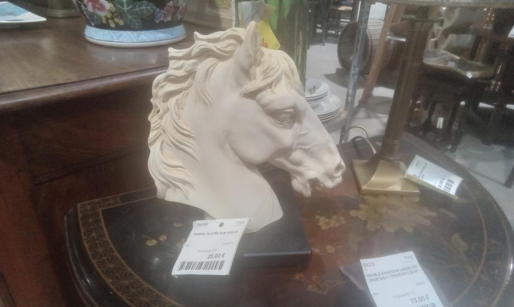 CHEVAL PLATRE SUR SOCLE