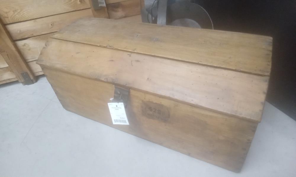 MALLE ANCIENNE BOIS BOMBEE