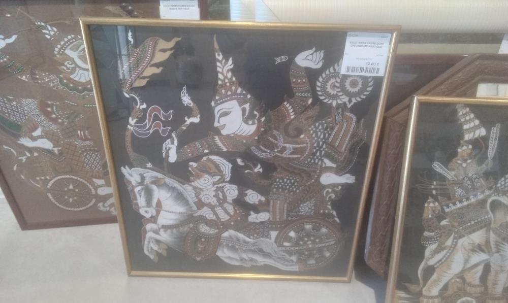 SOUS VERRE CADRE DORE CHEVAUCHEE ASIATIQUE