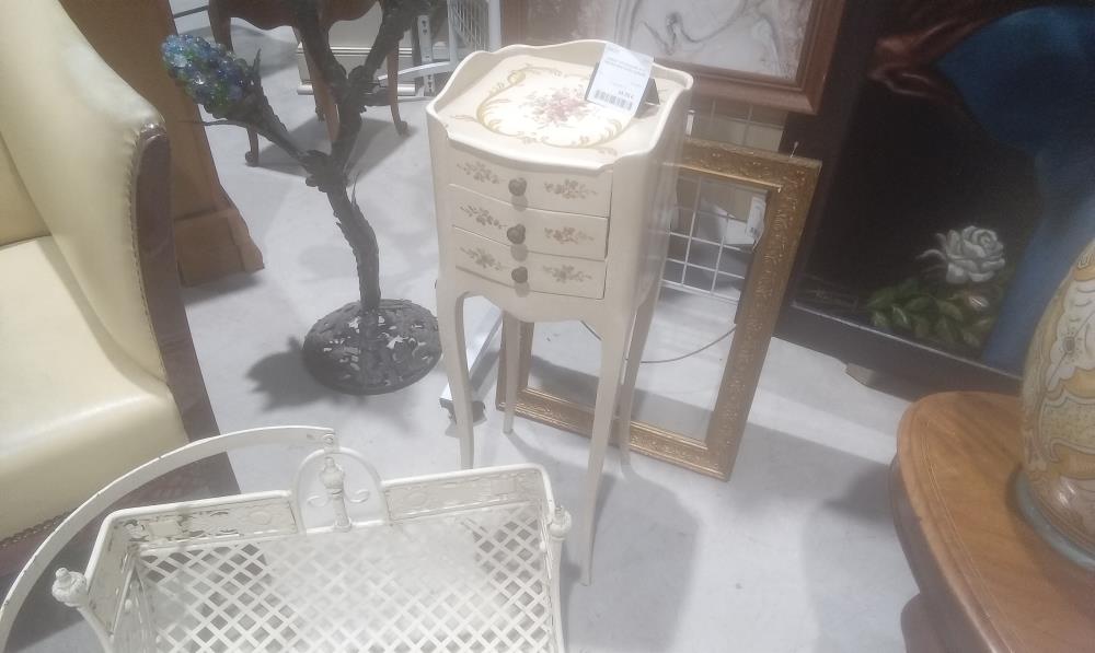 CHEVET STYLE LOUIS XV 3 TIROIRS PEINT AVEC DORURE