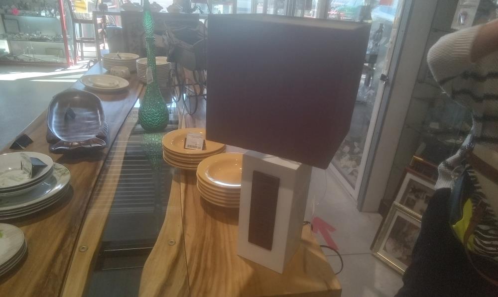 LAMPE DESIGN PIED BLANC AVEC MOTIF+ABATJOUR MARRON