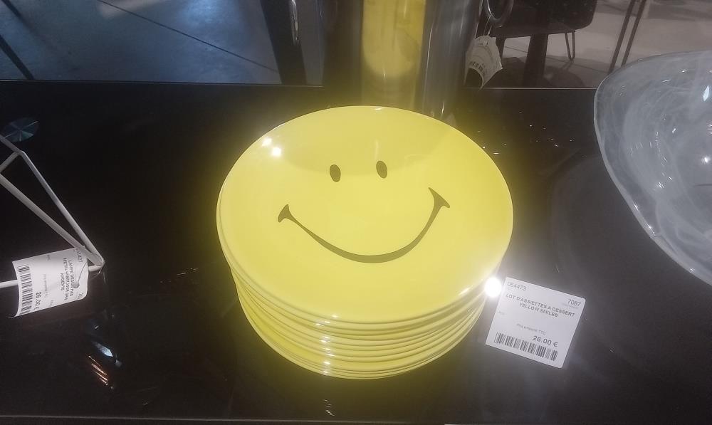 LOT D'ASSIETTES A DESSERT YELLOW SMILES