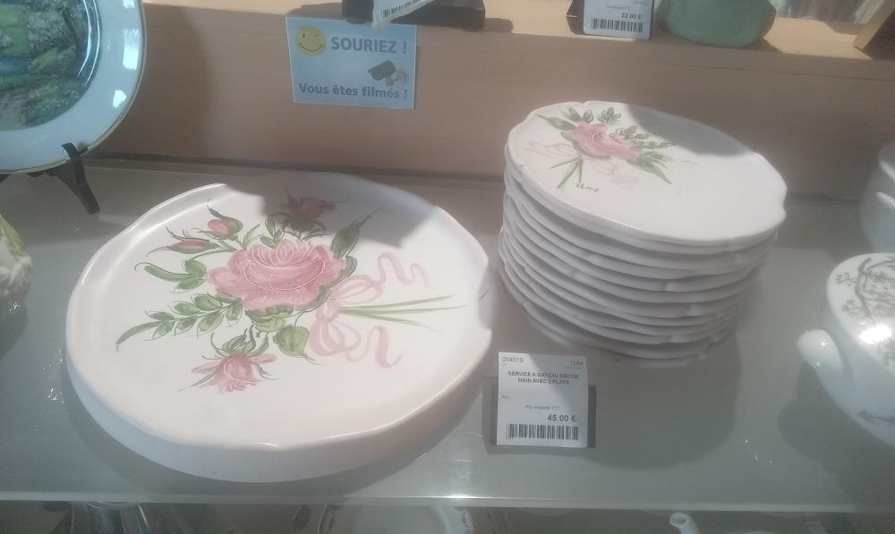 SERVICE A GATEAU DECOR MAIN AVEC 2 PLATS