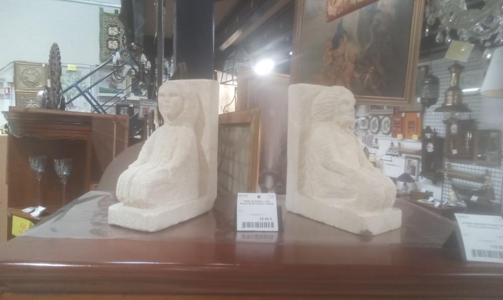 PAIRE DE SERRE LIVRE SCULPTE ARTISANAL PIERRE