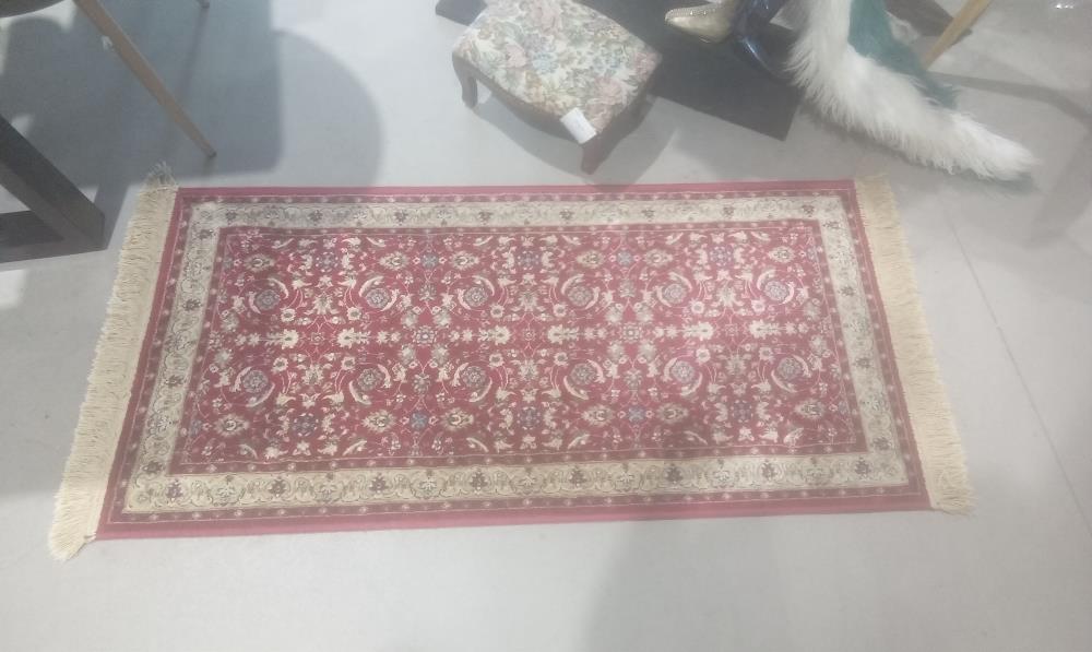 TAPIS LAINE A FRANGE MECANIQUE FOND ROUGE ET BANDE BEIGE PM
