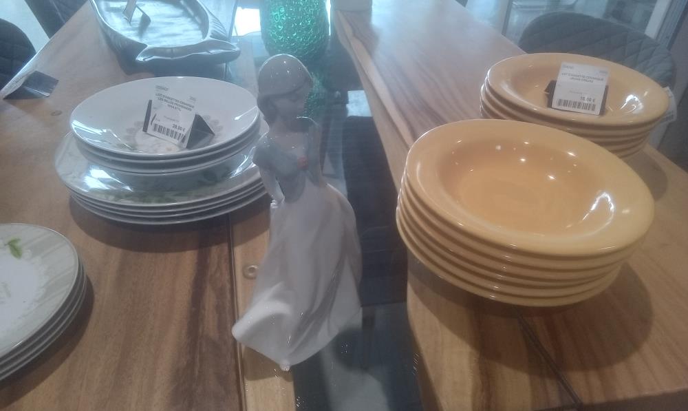 ELEGANTE PORCELAINE NAO