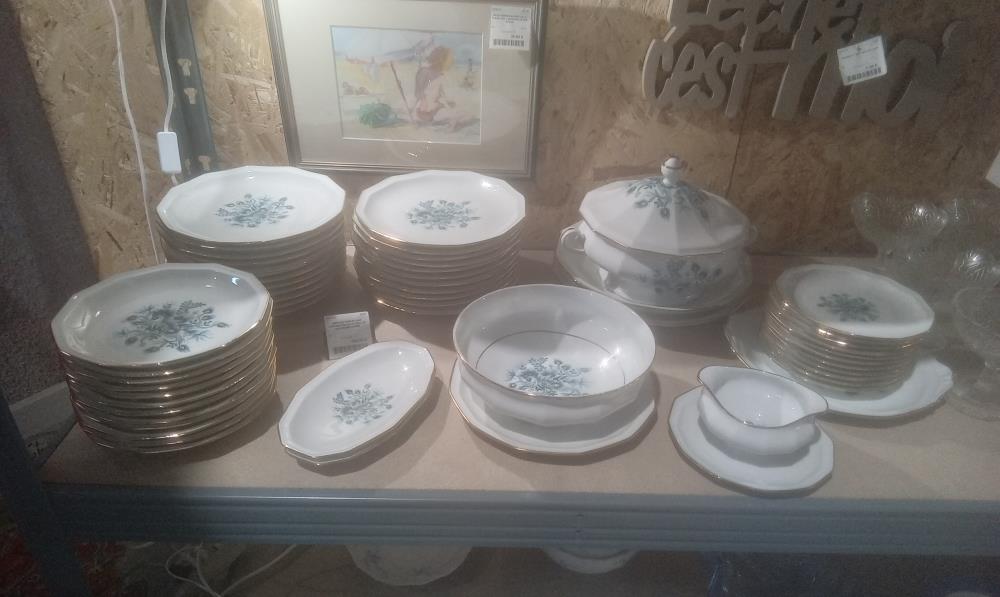SERVICE PORCELAINE LIMOGES DECOR FLORAL ET BOURDURE DOREE