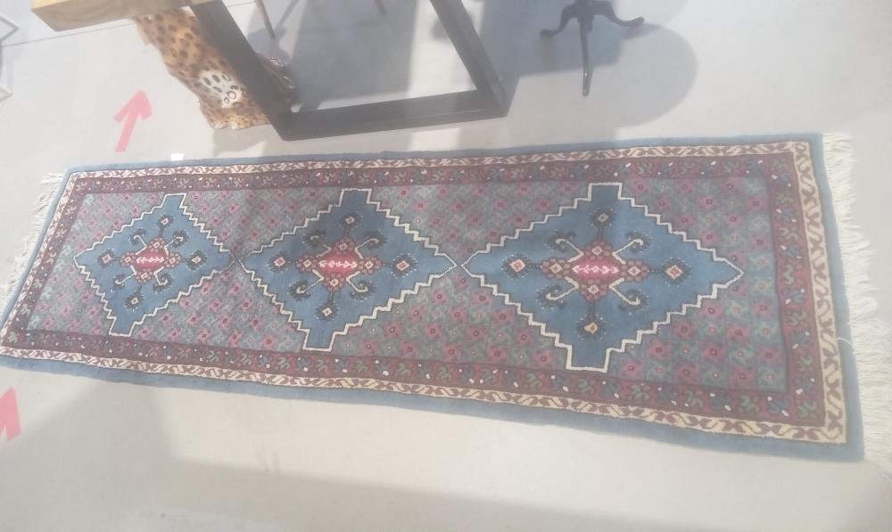 TAPIS DE COULOIR LAINE  A FRANGE FOND BLEU