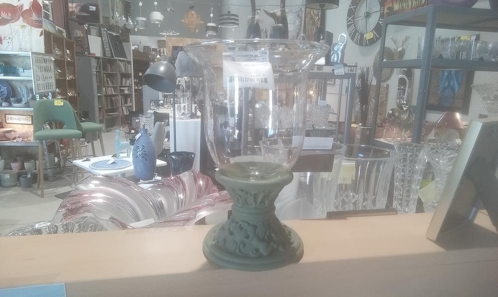 PHOTOPHORE VERRE ET SOCLE VERT RESINE