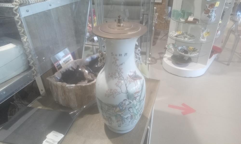 PIED DE LAMPE PORCELAINE ASIATIQUE AVEC 2 TENANTS SCENE GALANTE
