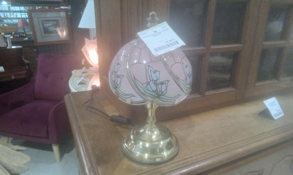 LAMPE GLOBE VERRE ET PIED DORE PM