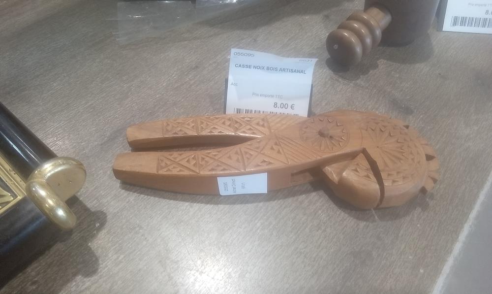 CASSE NOIX BOIS ARTISANAL